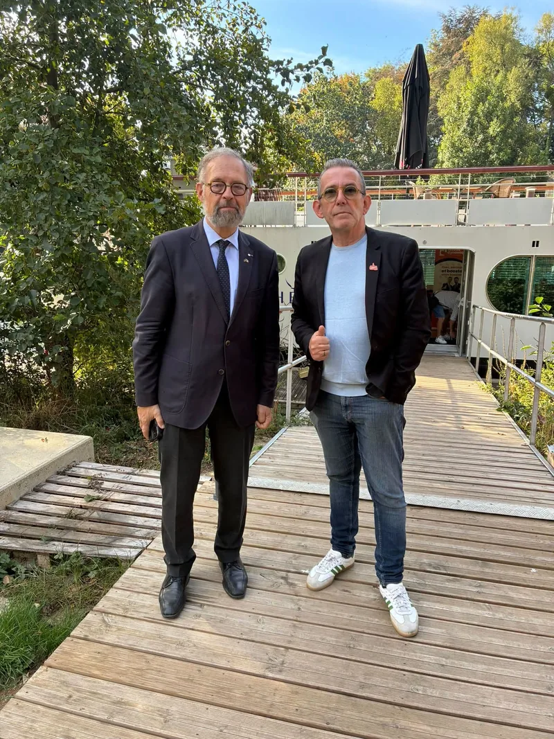 Olivier Krein Germain et Patrick Fostier, vice-président d'Ardennes Métropole, devant La Bohème.