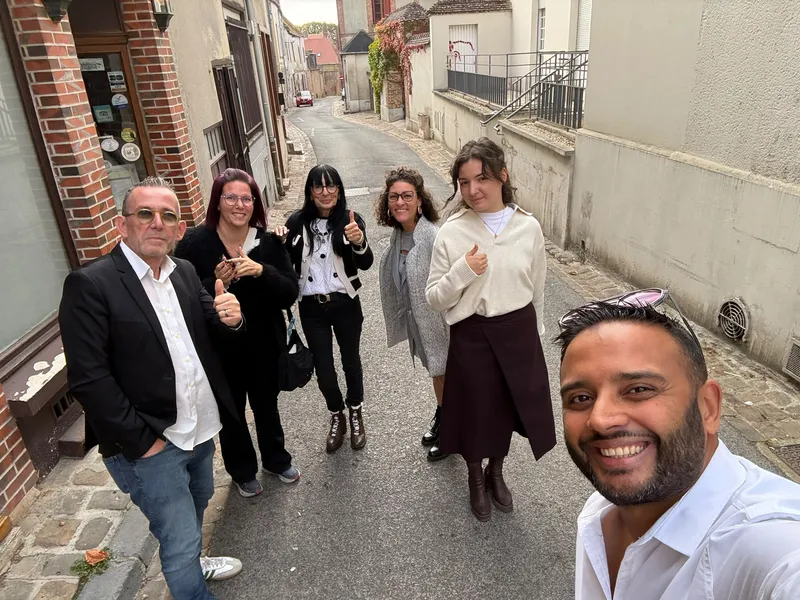 Pouces levés dans une rue de Sézanne, le jour du lancement.