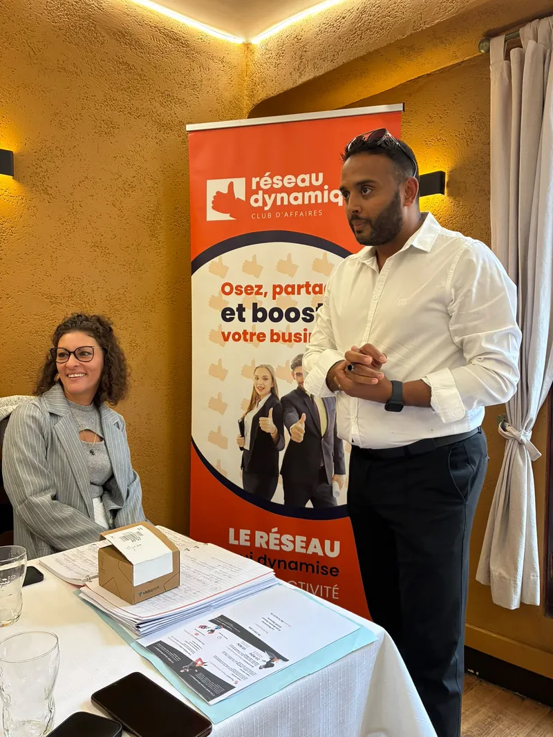 Présentation du réseau devant le kakémono.